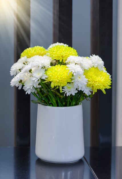 Fleur de chrysanthème blanc et jaune