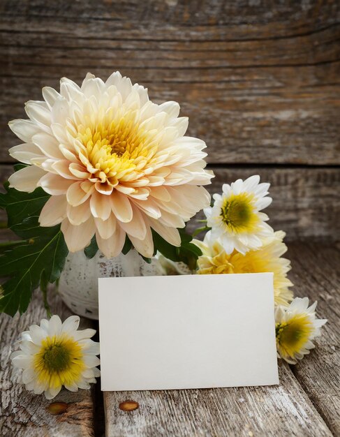 Photo fleur de chrysanthème avec carte vierge sur fond de bois vieilli