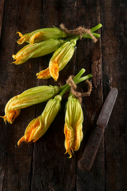 La fleur de citrouille jaune fraîche