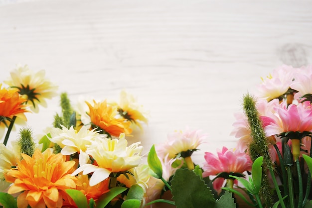 Photo fleur colorée sur fond de bois blanc