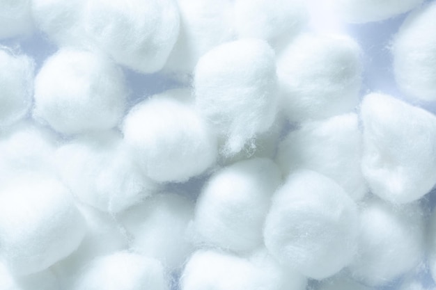 Fleur de coton blanc moelleux, texture de coton blanc macro, utiliser de la laine de coton isolée sur fond blanc