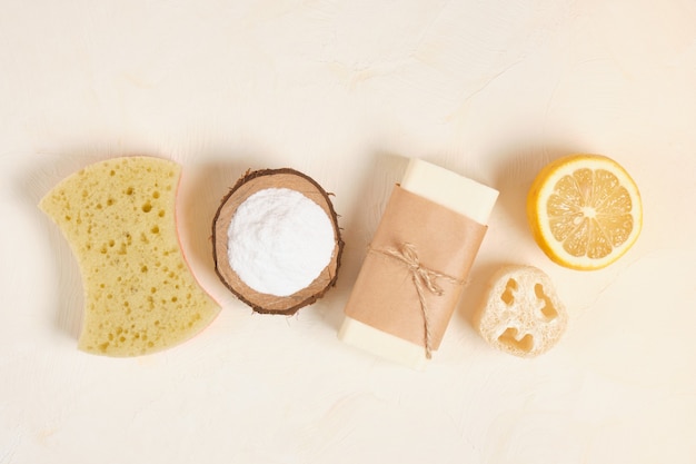 Fleur de coton, citron, luffa, savon et bicarbonate de soude pour le ménage. concept de mode de vie écologique, zéro déchet, vue de dessus de l'espace de copie de nettoyage écologique