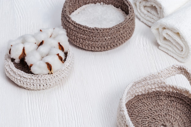 Fleur de cotonnier, sel de bain en boîte tricotée, serviette roulée blanche