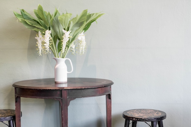 fleur dans une décoration de vase sur la table