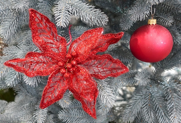 Fleur décorative et boule avec sur l'arbre de Noël