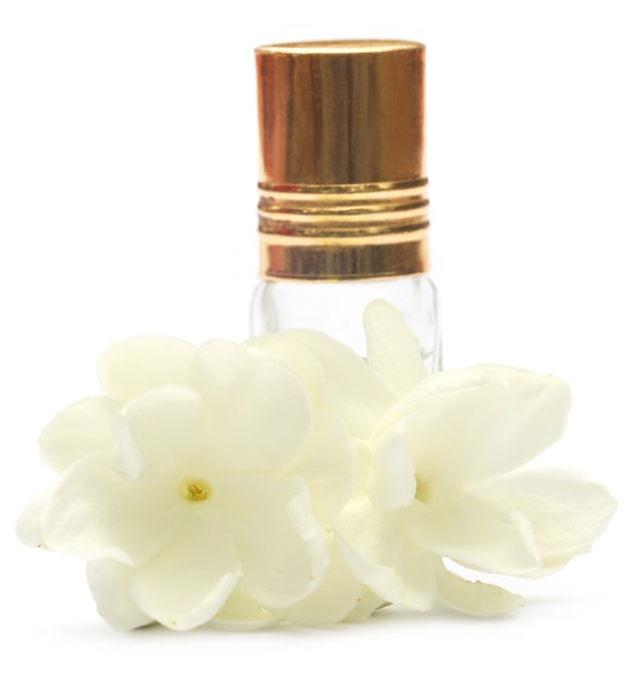 Fleur de jasmin avec flacon de parfum sur fond blanc