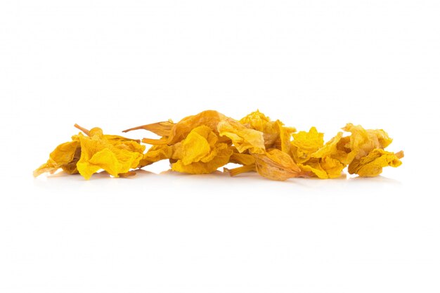 Fleur jaune séchée isolée sur fond blanc