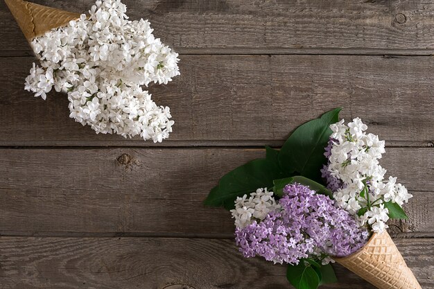 Fleur de lilas sur fond de bois rustique avec un espace vide pour la vue de dessus du message d'accueil