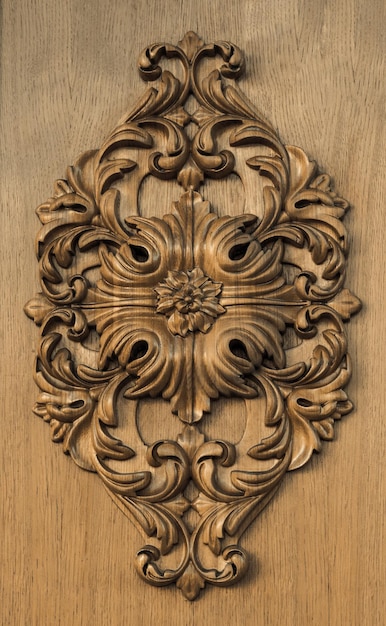 Fleur d'ornement en bois sculpté