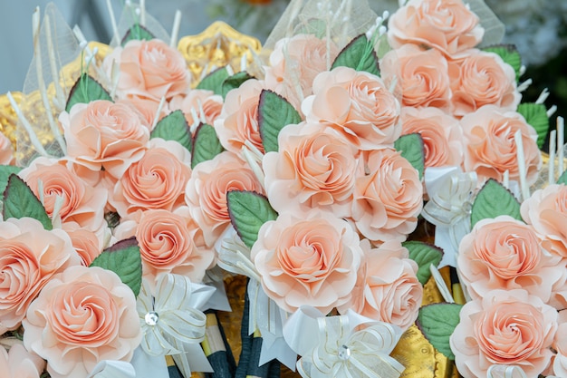 Fleur de papier rose vintage sur plateau d'or