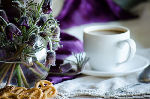 Fleur de Pâques dans un vase en verre sur la table