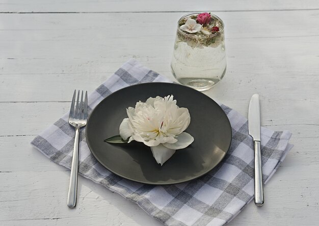 fleur de pivoine blanche sur une assiette et limonade avec un sirop de fleur aliments biologiques concept de fleurs comestibles concept d'été fête de jardin d'été