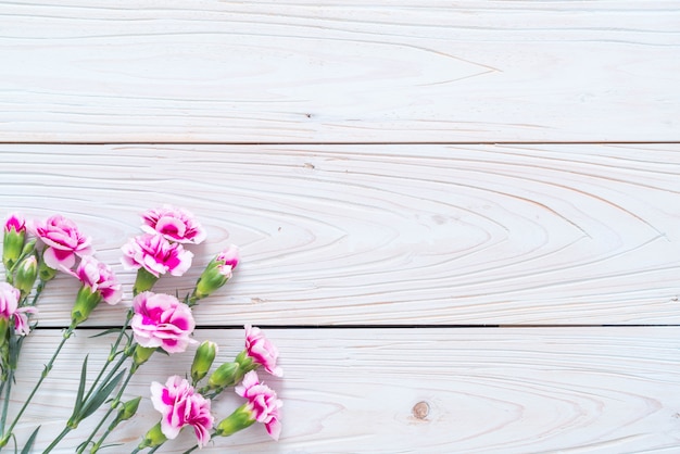 fleur de printemps rose sur fond en bois