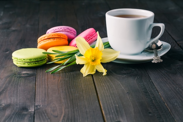 Fleur de printemps sur table