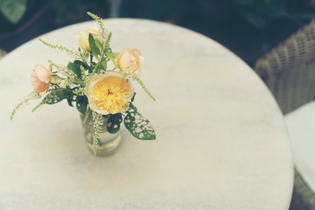 fleur rose dans un pot de vase, concept pour l&#39;amour et la Saint-Valentin
