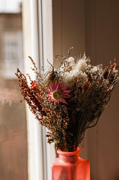 Une fleur rose dans un vase