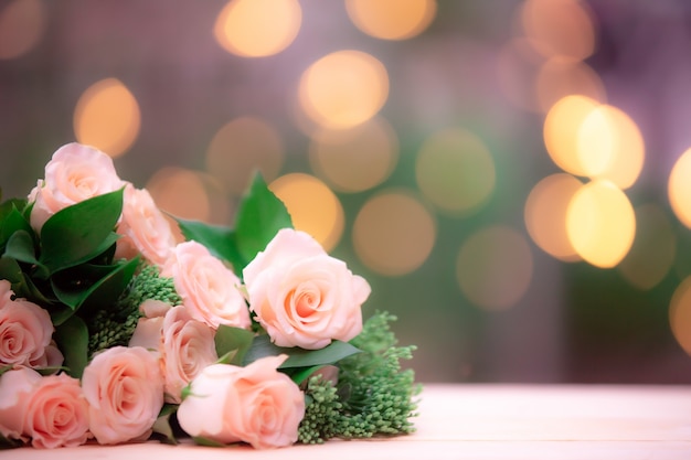 Fleur rose sur une table en bois avec flou bokeh