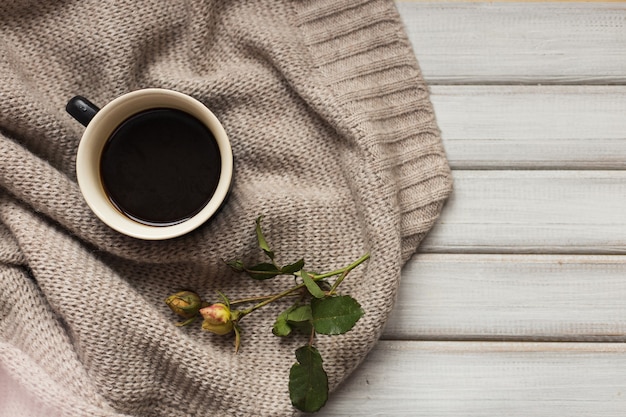 Fleur rose avec tasse à café