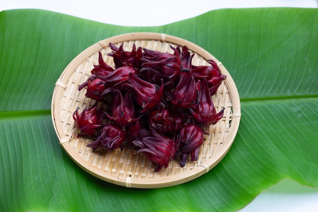 Fleur De Roselle Dans Le Panier Rond En Bambou Sur La Feuille De Bananier