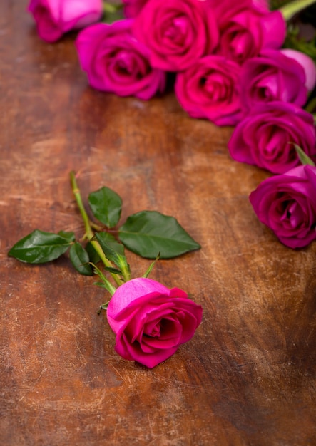 Fleur de roses roses isolées sur une table en bois