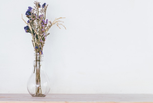 Fleur séchée sur la table en bois