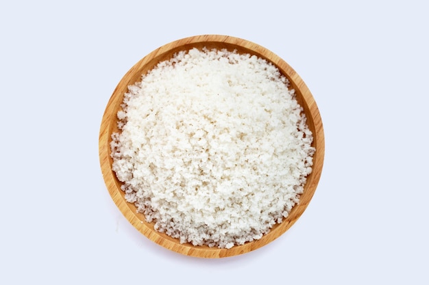 Fleur de sel dans une assiette en bois