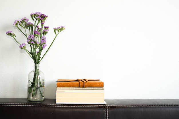 Fleur de statice et un livre.