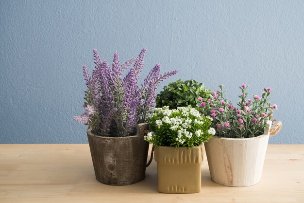 fleur sur la table en bois.