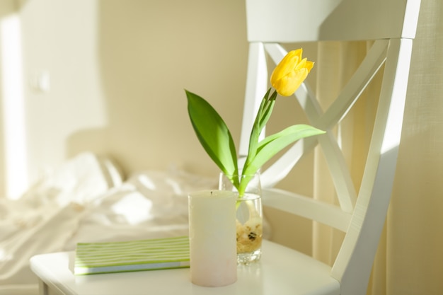 Fleur de tulipe jaune en verre avec de l'eau