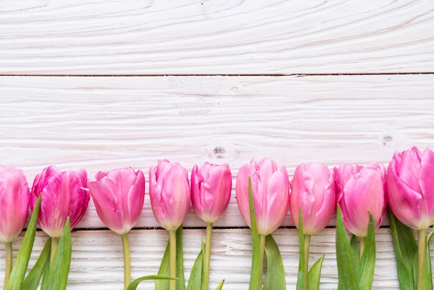 fleur de tulipe rose sur fond de bois