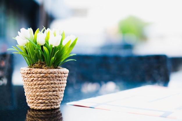 Fleur de tulipes blanches en pot de fleurs sur la table