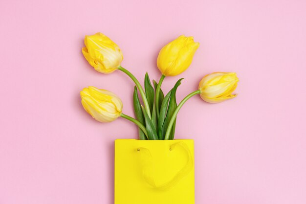 Fleur de tulipes jaunes dans un sac en papier