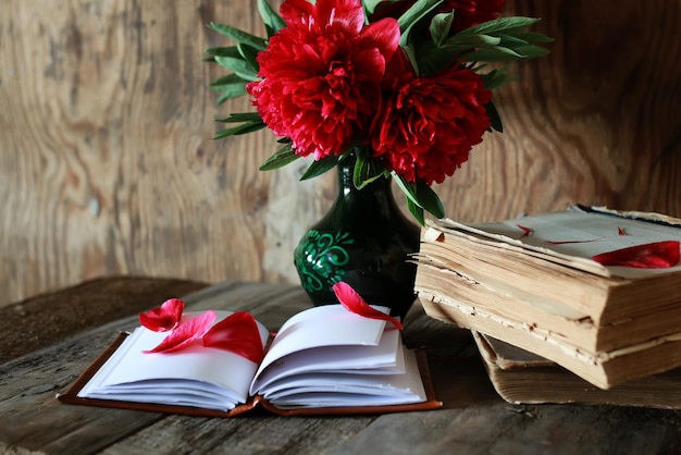 Fleur de vieux livre sur table en bois