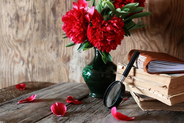 Fleur de vieux livre sur table en bois