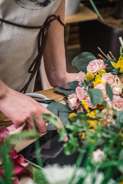 Le fleuriste accepte la commande de livraison de fleurs