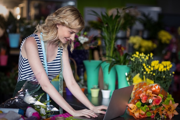 Fleuriste à l'aide d'un ordinateur portable