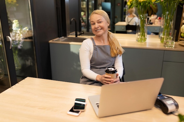 Fleuriste après une dure journée au travail se repose