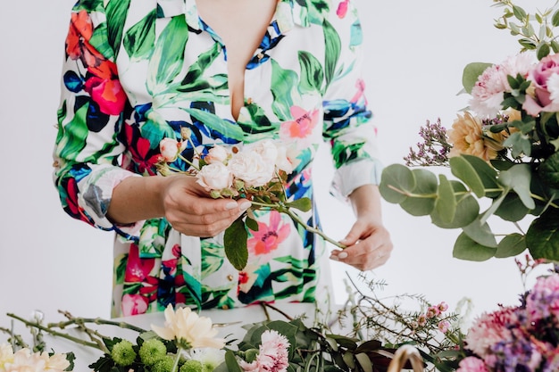 Fleuriste arrangeant un bouquet de fleur