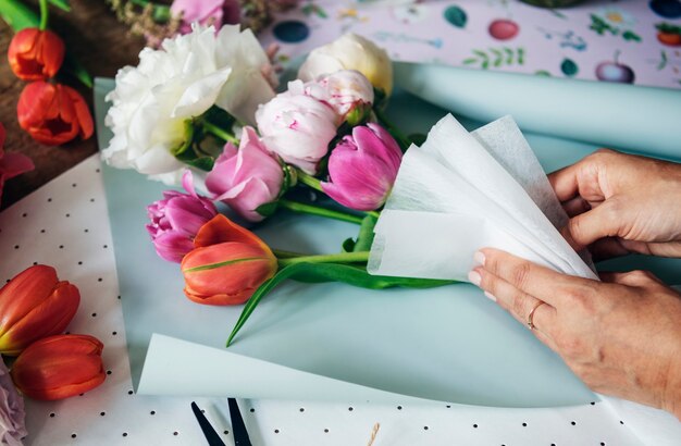 Fleuriste arrangeant un bouquet de fleur