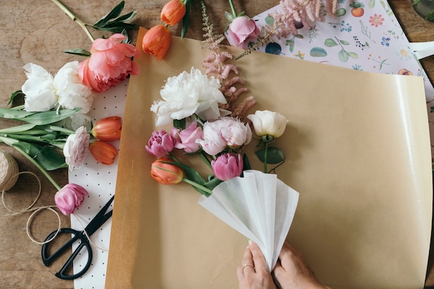 Fleuriste arrangeant un bouquet de fleur