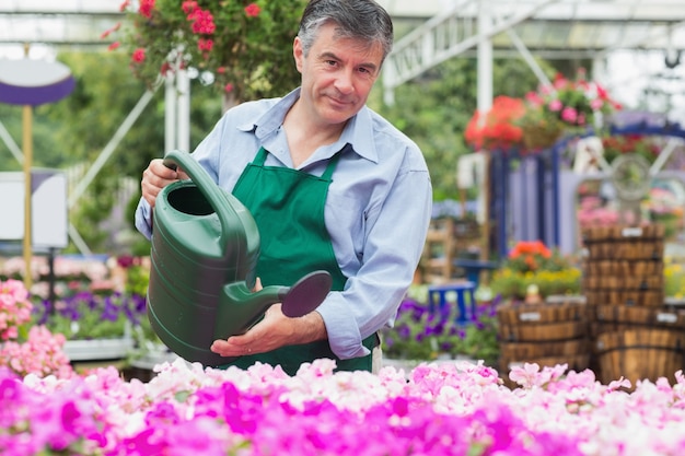 Fleuriste arrosant des fleurs