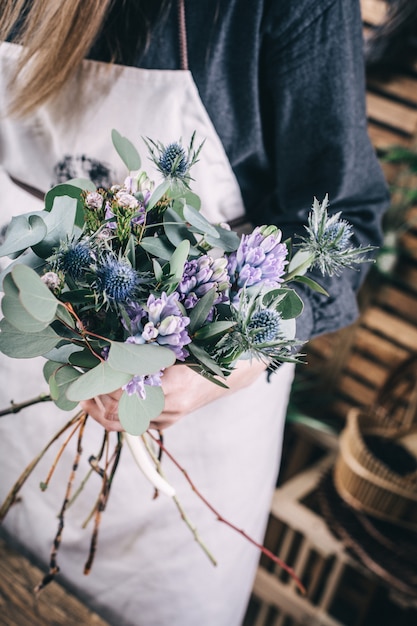 Fleuriste au travail sur l'arragment bouquet de fleurs