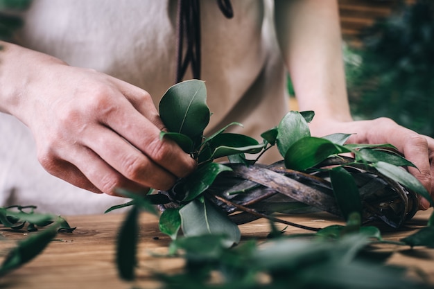 Fleuriste au travail