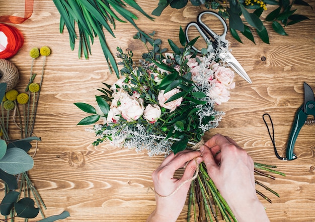 Fleuriste au travail