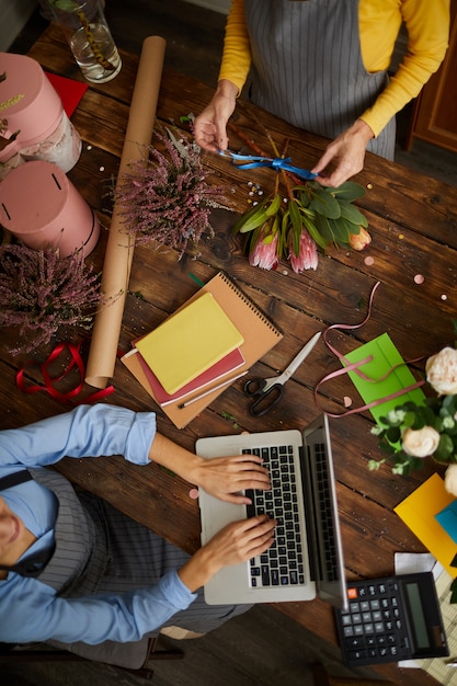 Fleuriste au travail