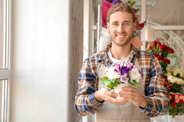 Fleuriste avec beau bouquet en boutique