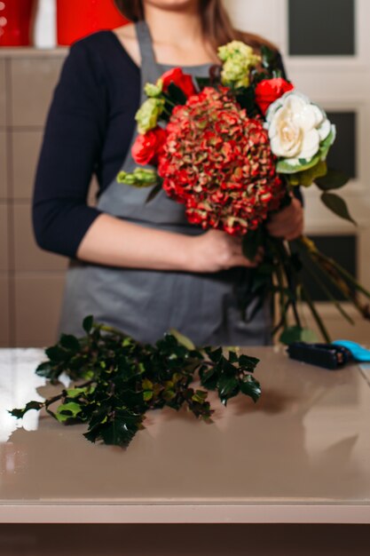 Fleuriste avec beau bouquet de fleurs