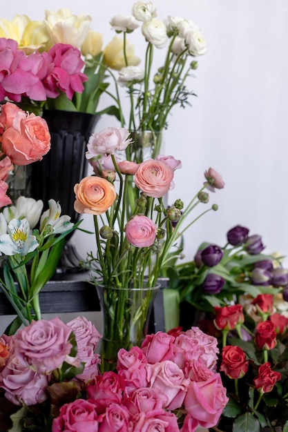 fleuriste Beaucoup de fleurs dans des vases Roses violettes ouvertes