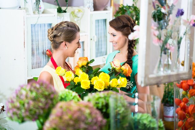 Fleuriste et client dans un magasin de fleurs