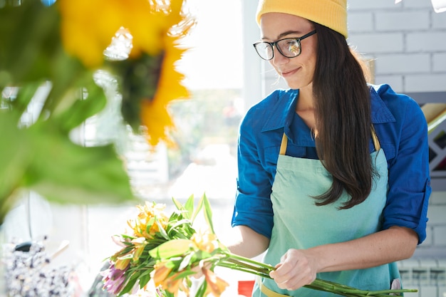 Fleuriste contemporain en plein soleil